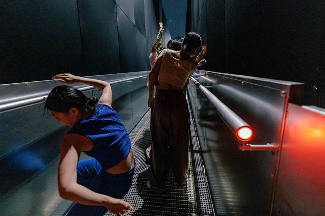 行走于《途中》的观眾可拿起手机扫描作品说明牌，或是散落在作品周遭地面的 QR Code，藉此开启活动专属的 Instagram 滤镜。（郭吉铨摄）