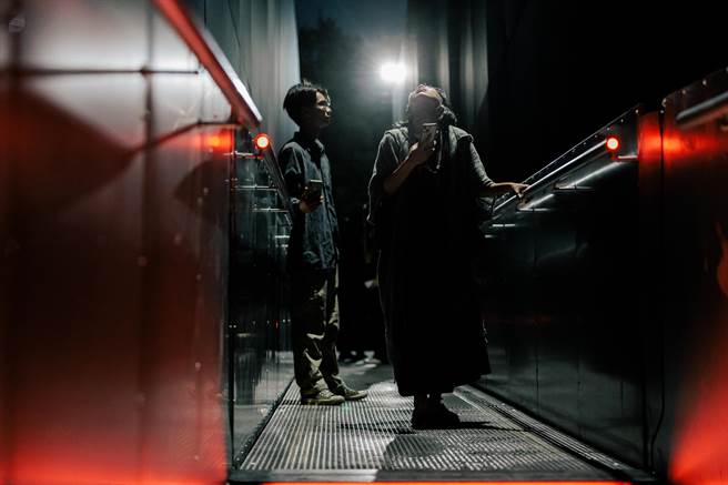 行走于《途中》的观眾可拿起手机扫描作品说明牌，或是散落在作品周遭地面的 QR Code，藉此开启活动专属的 Instagram 滤镜。（郭吉铨摄）