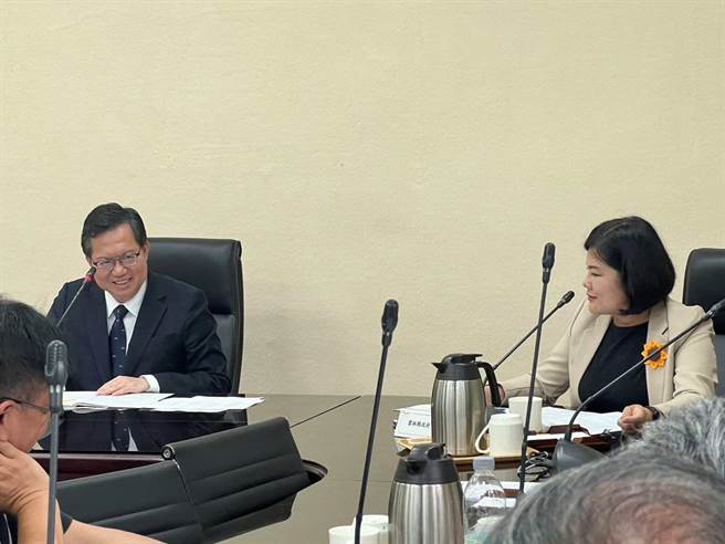 云林县长张丽善（右）带9议题赴行政院向副院长郑文灿（左）争取云林县民相关权益，获得重大突破。（云林县政府提供／张朝欣云林传真）