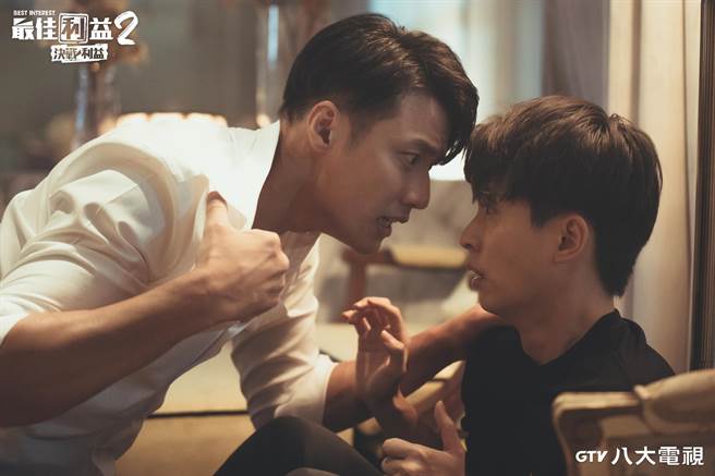 张睿家（左)饰演田丽的再婚老公，石知田饰演田丽的独子。（八大提供）