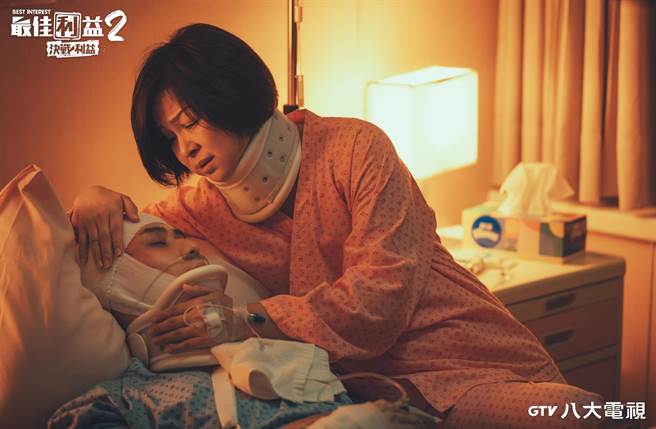 杨贵媚带着护颈拍戏，增加肢体语言困难，图左为饰演富少的李玉玺。（八大提供）