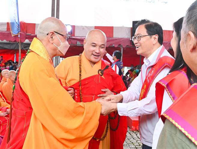 市长张善政出席桃园佛教莲社祈福健走活动。(蔡依珍摄)