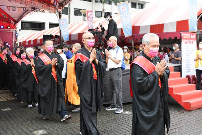 桃园佛教莲社祈福健走活动。(蔡依珍摄)