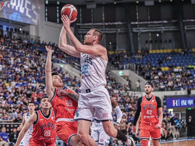 塞瑟夫发挥身材优势切入篮下上篮。(台北富邦勇士提供)