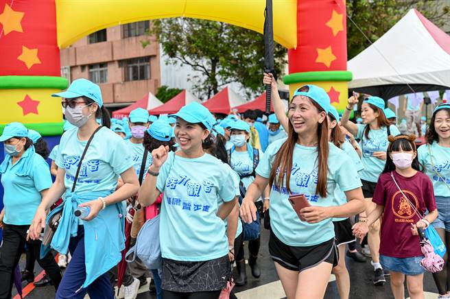 桃园市观音区民眾服务社20日办理千人健走活动。（桃园市政府提供／蔡明亘桃园传真）