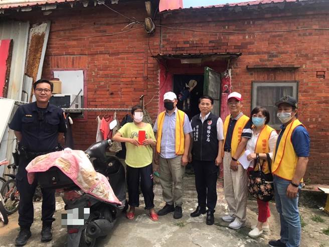 桃园市杨梅警方结合杨梅世大爱心协会，协助弱势家庭学童圆梦。（翻摄照片／蔡明亘桃园传真）