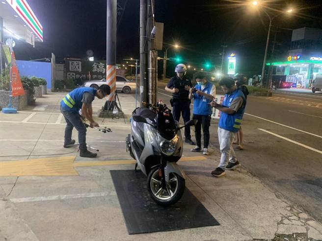 桃园市大园警方结合环保局实施改装车噪音联合稽查。（翻摄照片／蔡明亘桃园传真）