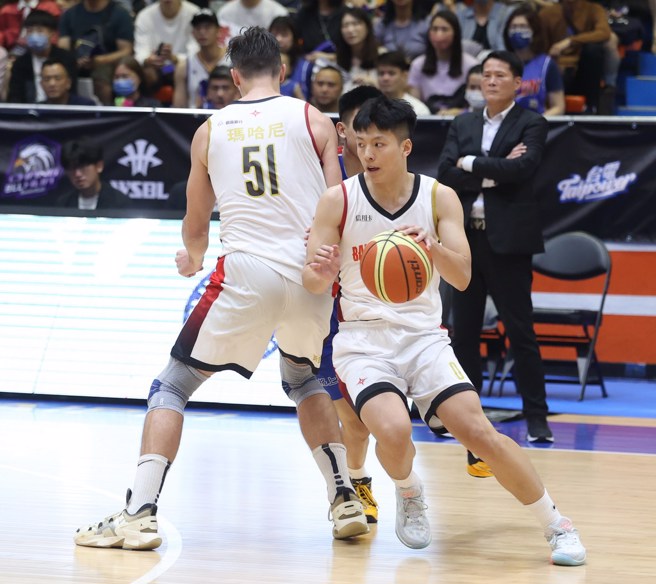 简家暐(右)靠着队友玛哈尼卡位掩护突破。(中华篮协提供)