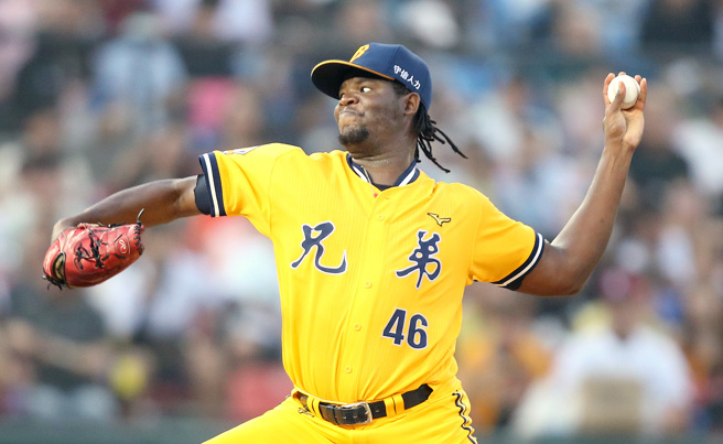 中信兄弟德保拉主投6局失3分。（范揚光攝）