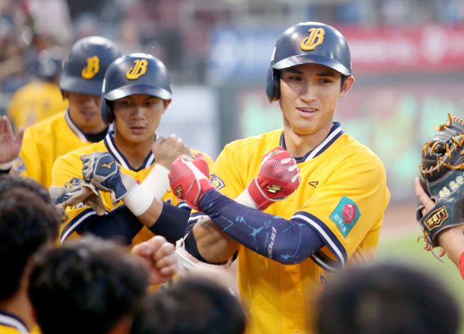 中信兄弟陳文杰（右）擊出3分炮。（范揚光攝）