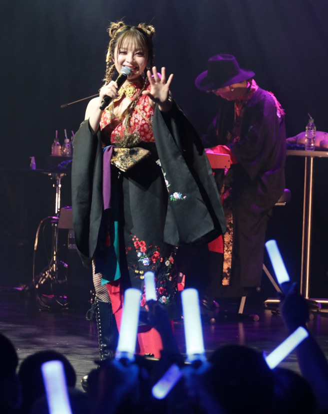 美依礼芽努力用中文和台下粉丝互动。（好玩国际文化提供）