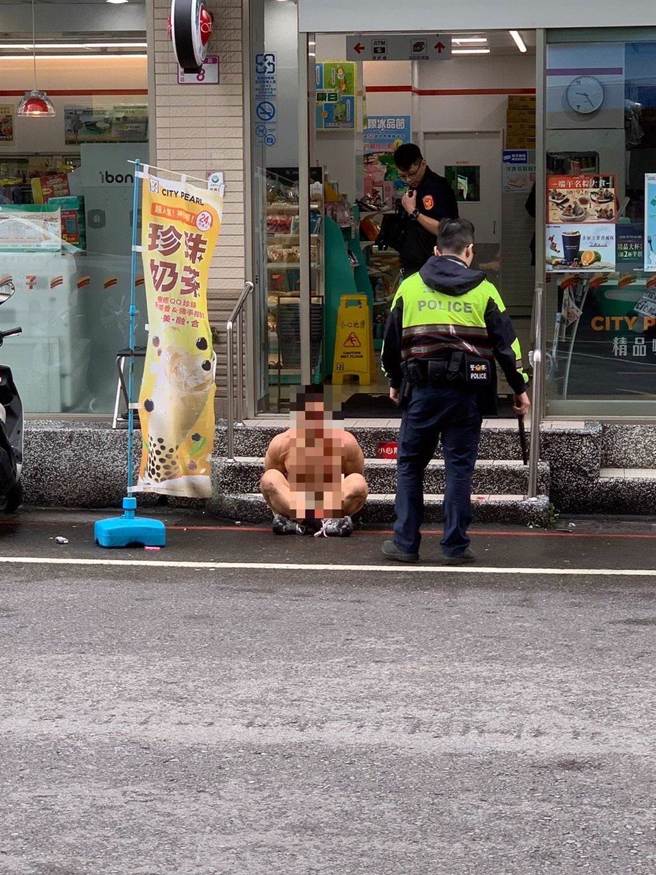 警方最后利用辣椒水制伏朱男，被警员狂打12下警棍，头部见血。（翻摄照片／蔡明亘桃园传真）