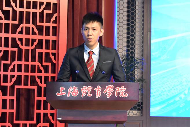 屏東青年潘啓誠，於會上分享自己從事拳擊運動與學習的經歷。（陳冠宇攝）