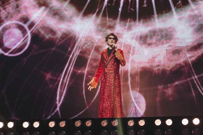 林志炫身穿火红亮片装登场演唱〈你的样子〉为演唱会揭开序幕。（宽宏艺术提供）