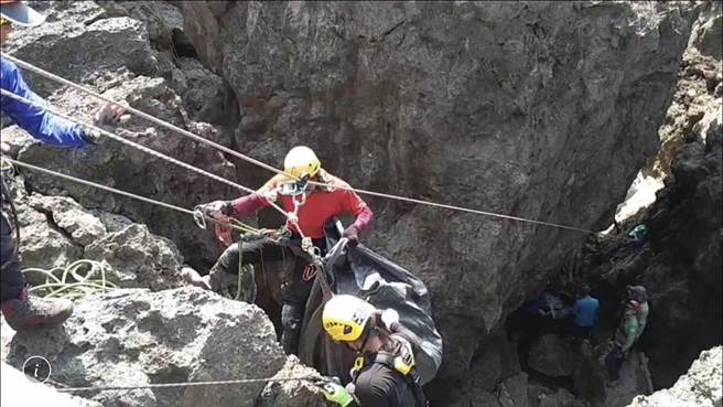 垦管处20日请来山难救助协会协助，以垂降方式至龙坑海蚀沟净滩，共清出500公斤的垃圾。（垦管处提供／谢佳潾屏东传真）