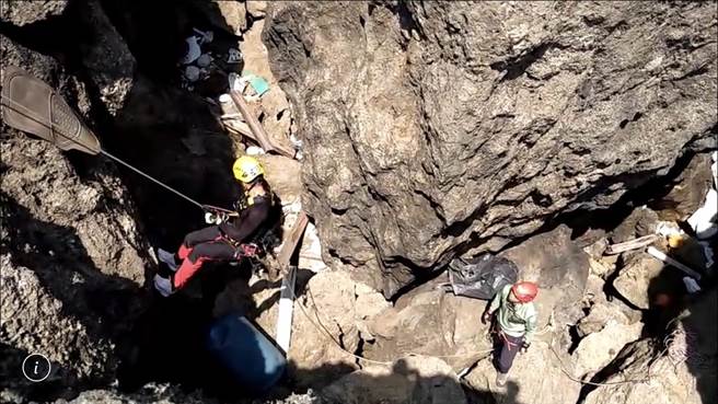 垦管处20日请来山难救助协会协助，以垂降方式至龙坑海蚀沟净滩，共清出500公斤的垃圾。（垦管处提供／谢佳潾屏东传真）