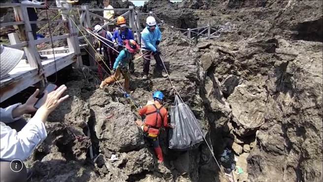 垦管处20日请来山难救助协会协助，以垂降方式至龙坑海蚀沟净滩，共清出500公斤的垃圾。（垦管处提供／谢佳潾屏东传真）