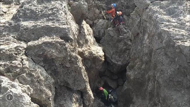 垦管处20日请来山难救助协会协助，以垂降方式至龙坑海蚀沟净滩，共清出500公斤的垃圾。（垦管处提供／谢佳潾屏东传真）