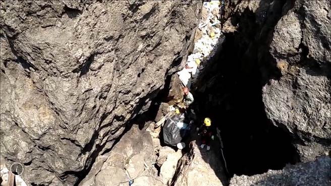 垦管处20日请来山难救助协会协助，以垂降方式至龙坑海蚀沟净滩，共清出500公斤的垃圾。（垦管处提供／谢佳潾屏东传真）