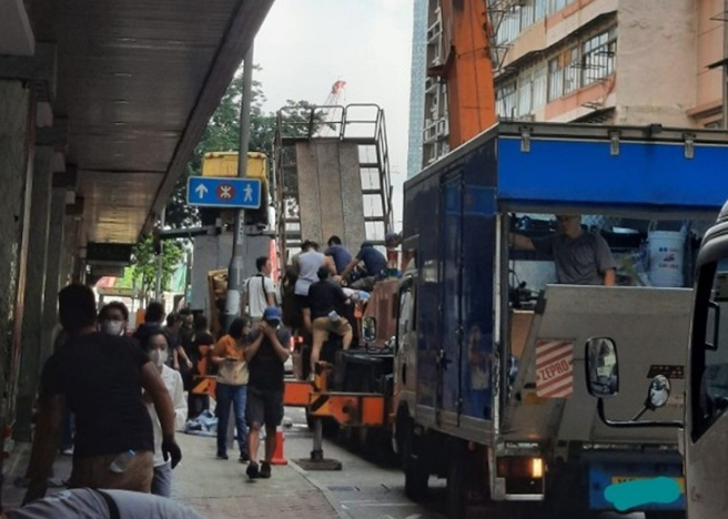 香港有剧组拍摄电影时，升降台突然倒塌，至少8人受伤。（图／摘自东网）