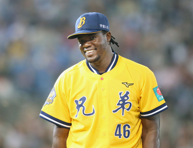 中信兄弟投手德保拉成为中职史上最速50胜投手。（范扬光摄）