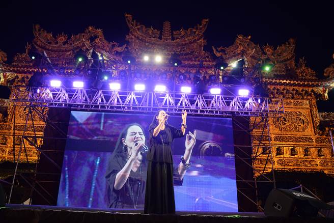 屏东黑鲔鱼季台啤民歌之夜20日晚间在东港东隆宫前登场，万芳、方季惟、潘越云、许景淳、施孝荣、殷正洋及南方二重唱等实力派唱将带来多首好歌。（屏县府提供／谢佳潾屏东传真）