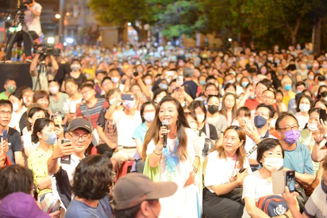 屏东黑鲔鱼季台啤民歌之夜20日晚间在东港东隆宫前登场，万芳、方季惟、潘越云、许景淳、施孝荣、殷正洋及南方二重唱等实力派唱将带来多首好歌。（屏县府提供／谢佳潾屏东传真）