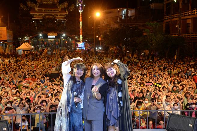 屏东黑鲔鱼季台啤民歌之夜20日晚间在东港东隆宫前登场，万芳、方季惟、潘越云、许景淳、施孝荣、殷正洋及南方二重唱等实力派唱将带来多首好歌。（屏县府提供／谢佳潾屏东传真）