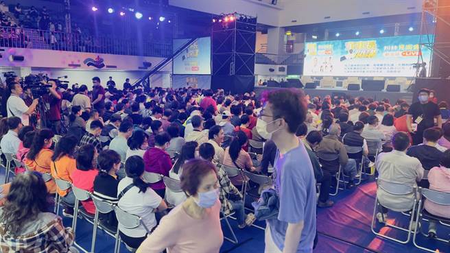 现场涌进大批支持者，等着听侯友宜发表治国理念。（吕健豪摄）