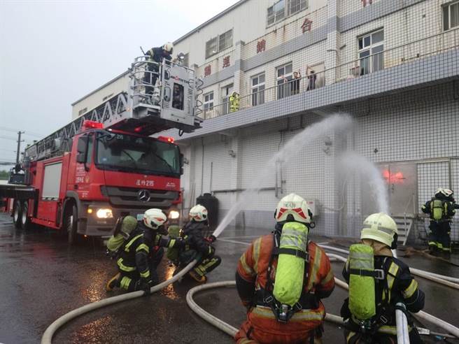 桃园市消防局第三大队前往辖内食品厂，与业者一同进行防灾演练。（翻摄照片／蔡明亘桃园传真）