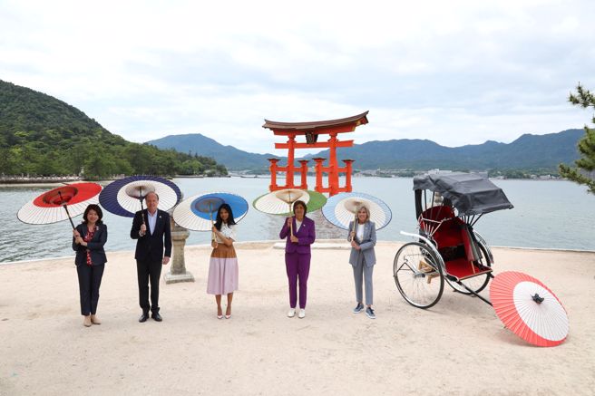 G7广岛峰会领袖配偶20日同游严岛神社，比起前一天与会领袖合影，配偶们人手一把日式纸伞，动作也够整齐。（路透）