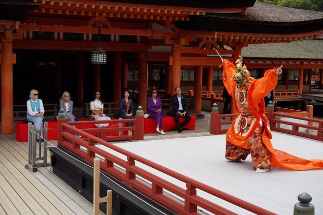 G7广岛峰会领袖配偶到访严岛神社，一同欣赏舞乐。（路透）