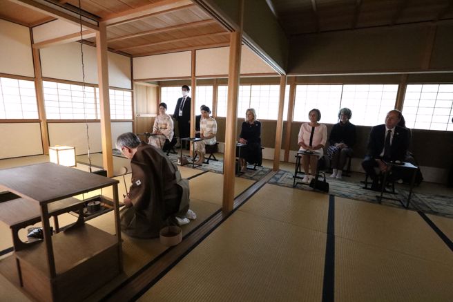 G7广岛峰会首日，与会领袖配偶在日相岸田文雄夫人带领之下造访上田流和风堂欣赏茶道。（路透）