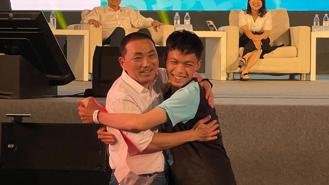 新北市长侯友宜日前正式接受国民党徵召参选2024总统，今（20）日晚间在三重参加《董事长开讲》粉丝见面会。对此，就有一位19岁的澎湖男大生为了力挺侯友宜，特地搭飞机来参加这场盛会，更带了自己用毛笔亲手写的「祝高票当选」红布条要送给侯友宜。（读者提供）