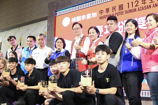 桃园市长张善政20日晚间出席2023年全国原住民族运动会颁奖典礼暨庆功宴，与获奖选手合影。（桃园市政府提供／蔡明亘桃园传真）