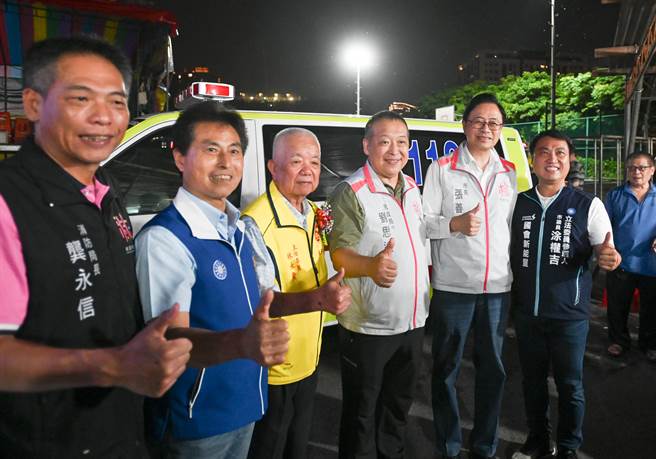 桃园市长张善政20日出席青埔青升宫开漳圣王开基38周年庆平安宴，并代表消防局接受青埔青升宫捐赠救护车1辆。（桃园市政府提供／蔡明亘桃园传真）