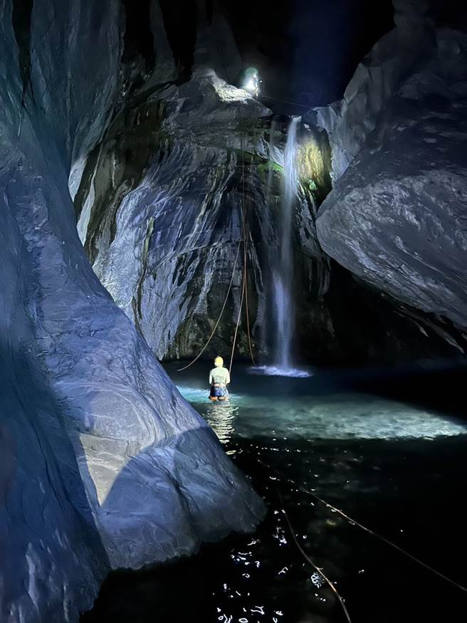 屏东飞龙瀑布惊传5名游客失联、5名待援，警消漏夜搜救中。图为飞龙瀑布搜救资料画面。（屏东消防局提供／谢佳潾屏东传真）