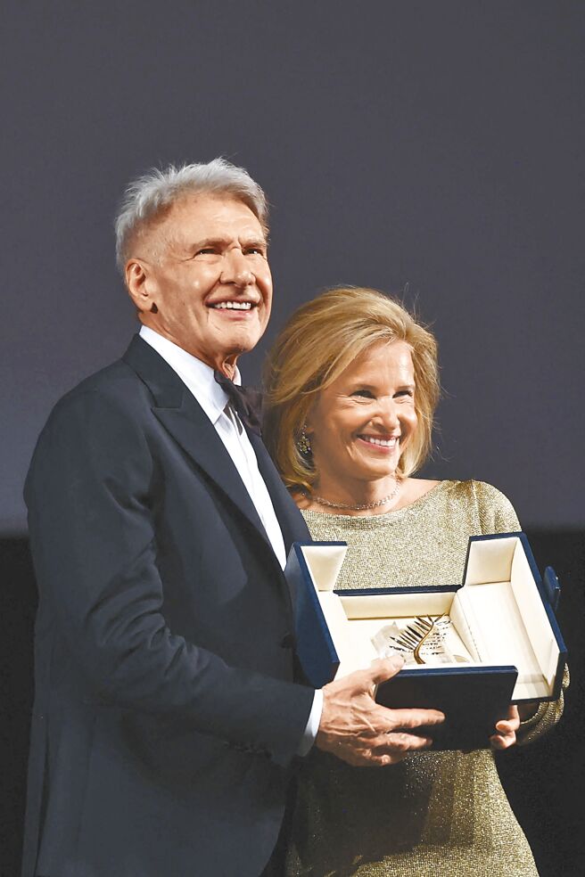 哈里逊福特（左）接受荣誉金棕榈奖，坎城影展感谢他一辈子为影坛的贡献。（路透）