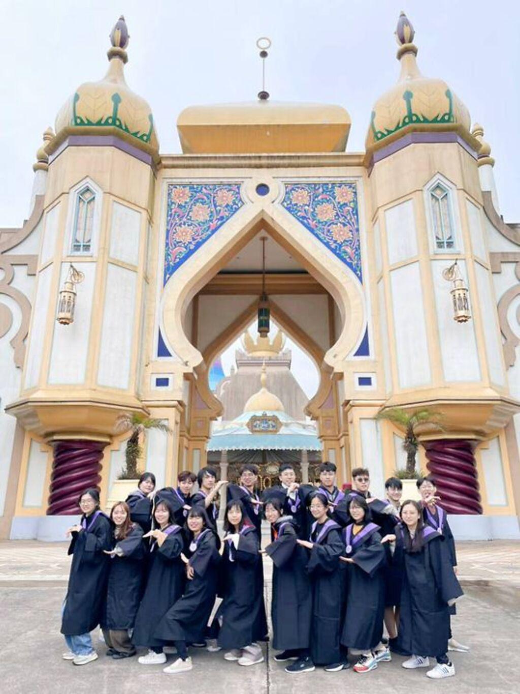 畢業生穿著學士服在六福村金碧輝煌的阿拉伯皇宮前拍團體照。　圖：六福村主題遊樂園／提供
