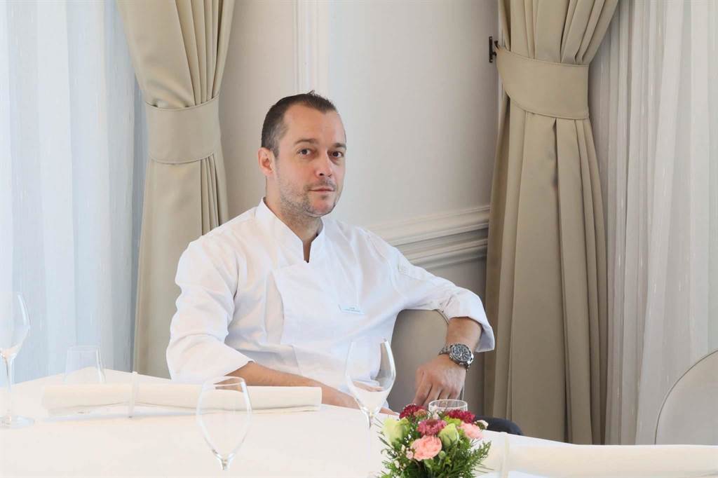 新任米其林一星主廚Fabien Vergé親自掌廚並設計菜單，每位賓客7000元＋10％。（高雄萬豪提供）