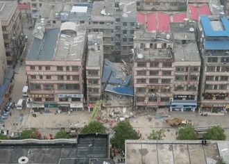 5層樓房增建3層倒塌壓死54人 前後任市長共66官員被追責