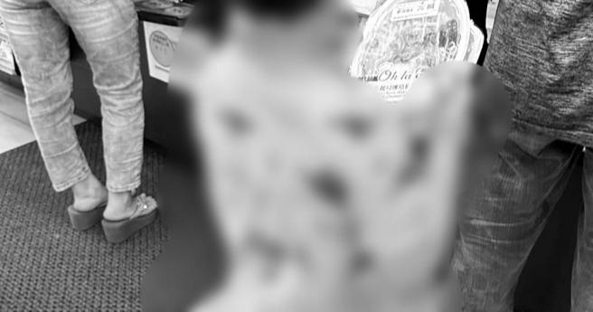 男童拿着2个便当，乞求路人帮忙付钱。（图／翻摄自脸书／爱新庄我是新庄人）