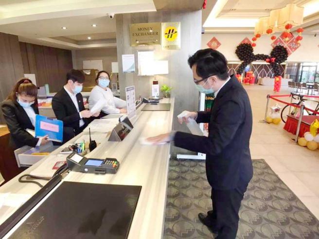 桃禧2019年以前都还是亏损，虽然桃园喜来登刚改装就碰上疫情，最后转作专职国外机组人员的防疫旅馆，但也因为防疫业务收入的填补，让桃禧很快于疫情间转亏为盈。图为桃禧航空城酒店。（图／翻摄自桃禧航空城酒店脸书）