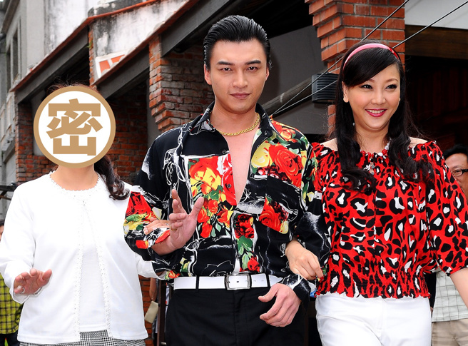 资深女星陈郁蓉（左）、安定亚与陈萍经常演出《戏说台湾》、《蓝色水玲珑》。(图/中时资料照)