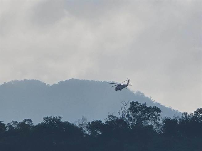 屏东消防局21日一早已分2组持续搜救中，1组至上游救援待援者、1组至水下搜救失联者，同时也申请直升机救援。（谢佳潾摄）