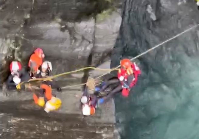 屏东县雾台乡飞龙瀑布发生溯溪团受困的案件，消防局稍早接触受困5人，确定5人平安，将陆续以直升机进行吊挂，协助脱困。图片为稍早搜救画面。（屏东县消防局提供／谢佳潾屏东传真）