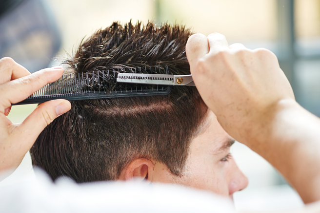 一名台中网友透露，家中附近的百元快剪去年收费仍是100元，明年起却要涨至150元，相当于在2年内调涨50％。（示意图／Shutterstock）