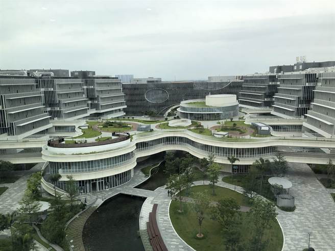 香港科技大学（广州）校园设计採东西两翼各四栋楼，中间以通道与平台相互连结，象徵学科高度交叉融合。（朱绍圣摄）