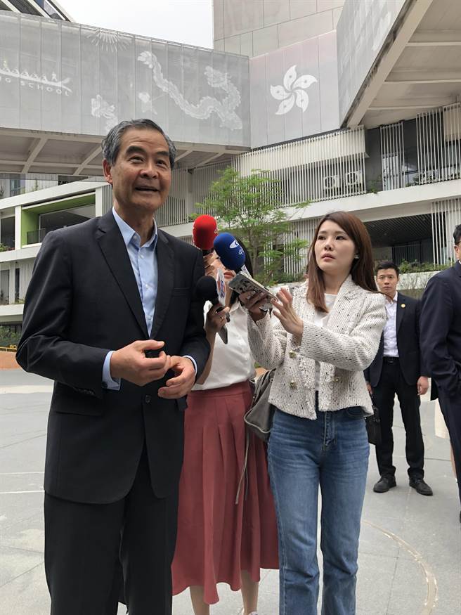 民心港人子弟学校于标高6公尺的架空平台之上，以重数百吨的空中连廊衔接。该校理事长、前香港特首梁振英指出，空中连廊是图书馆，学生从宿舍走到教室时都一定会经过。（朱绍圣摄）