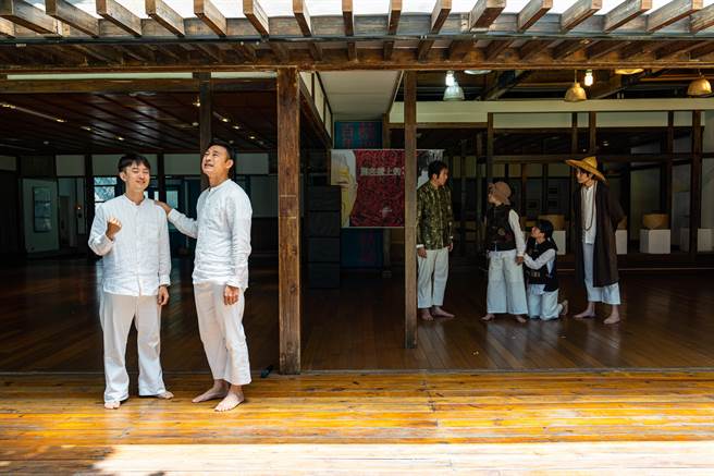 以人權故事為主題，海島演劇每年推出劇作及巡演，今年推出《開在壁上的花》，全台巡演。（海島演劇提供）